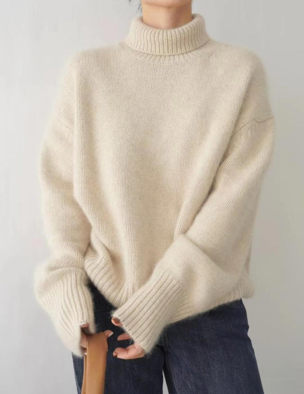 Maglione donna in lana beige, collo alto, maniche lunghe, stile casual, abbinato a jeans blu. Morbido e caldo, ideale per l'inverno.