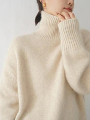Maglione donna in lana beige, collo alto, design elegante e caldo, perfetto per l'inverno. Stile casual chic, moda autunno inverno 2023.