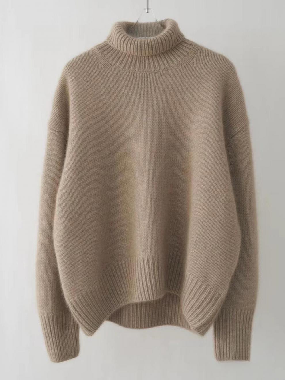Maglione oversize beige in lana, collo alto, maniche lunghe, design minimalista. Perfetto per moda autunno inverno, abbigliamento casual elegante.