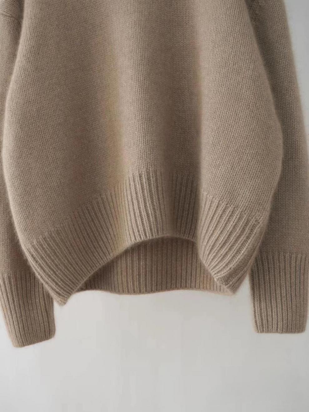 Maglione beige in lana, design oversize, maniche lunghe, orlo a coste, moda autunno inverno, abbigliamento donna elegante e casual.