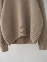 Maglione beige in lana, design oversize, maniche lunghe, orlo a coste, moda autunno inverno, abbigliamento donna elegante e casual.