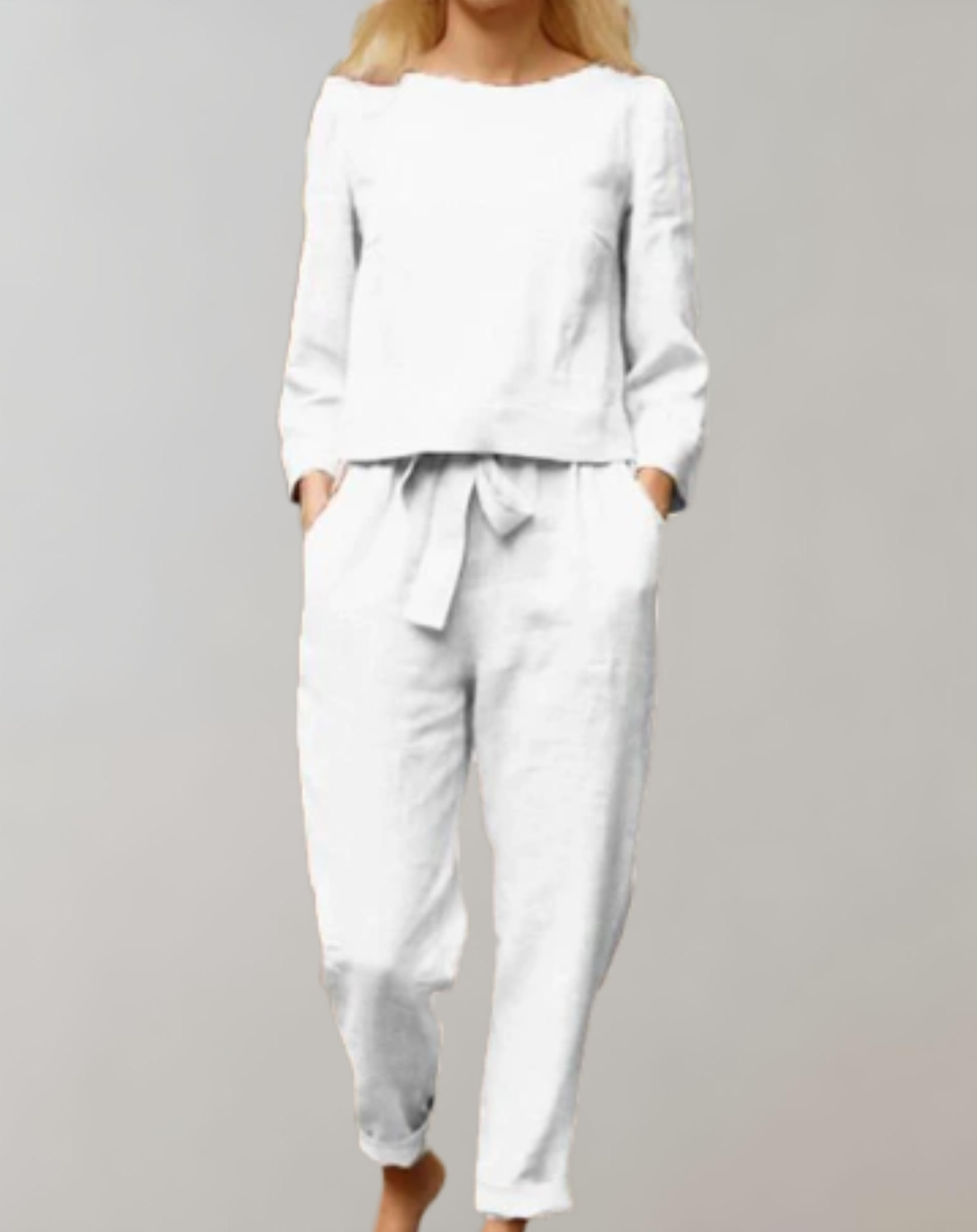 Abito donna bianco in lino, maniche lunghe, pantaloni con cintura, stile casual elegante. Outfit estivo leggero e confortevole.