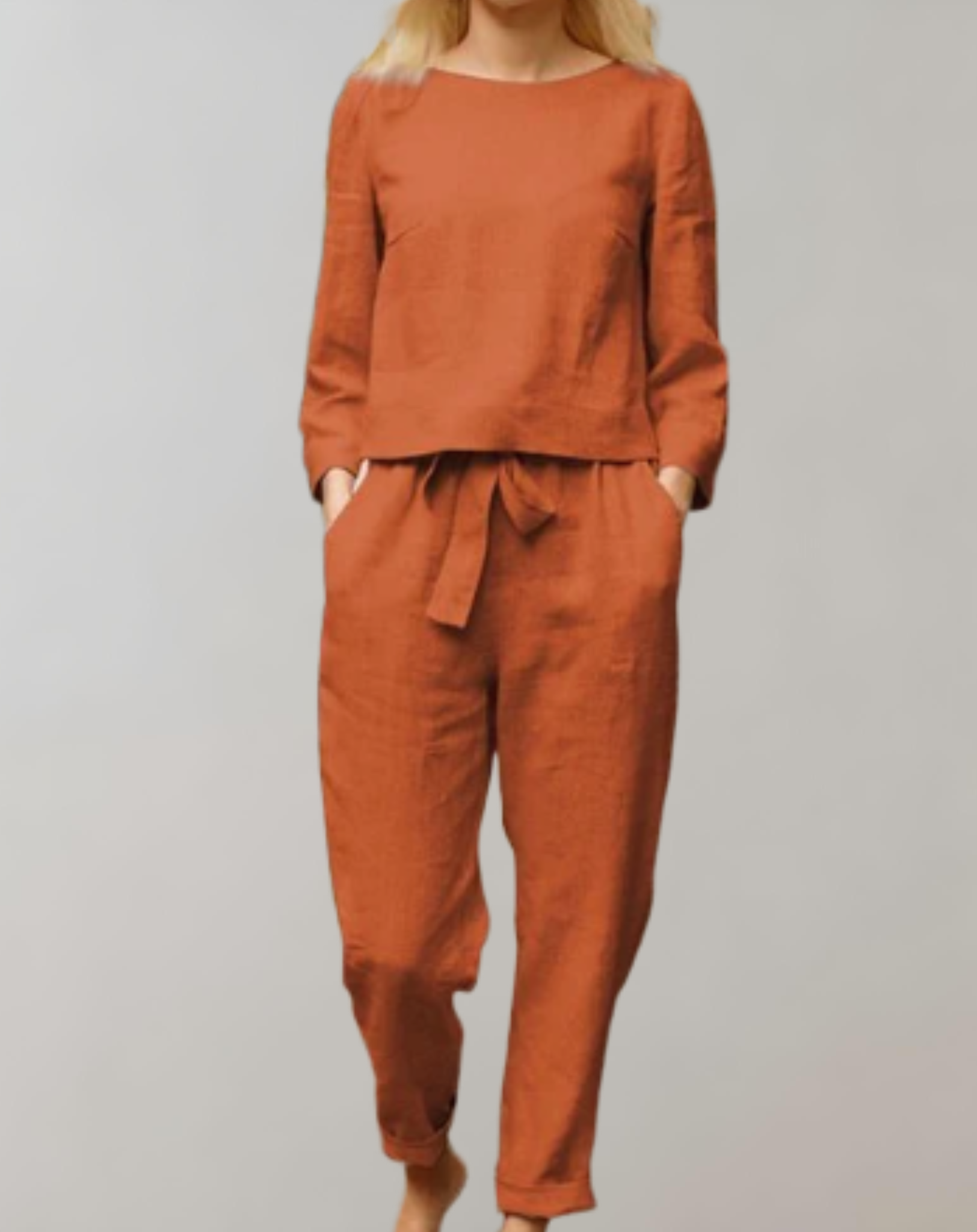 Completo donna in lino arancione, maniche lunghe, pantaloni con cintura, moda casual elegante, abbigliamento estivo, tessuto leggero e traspirante.