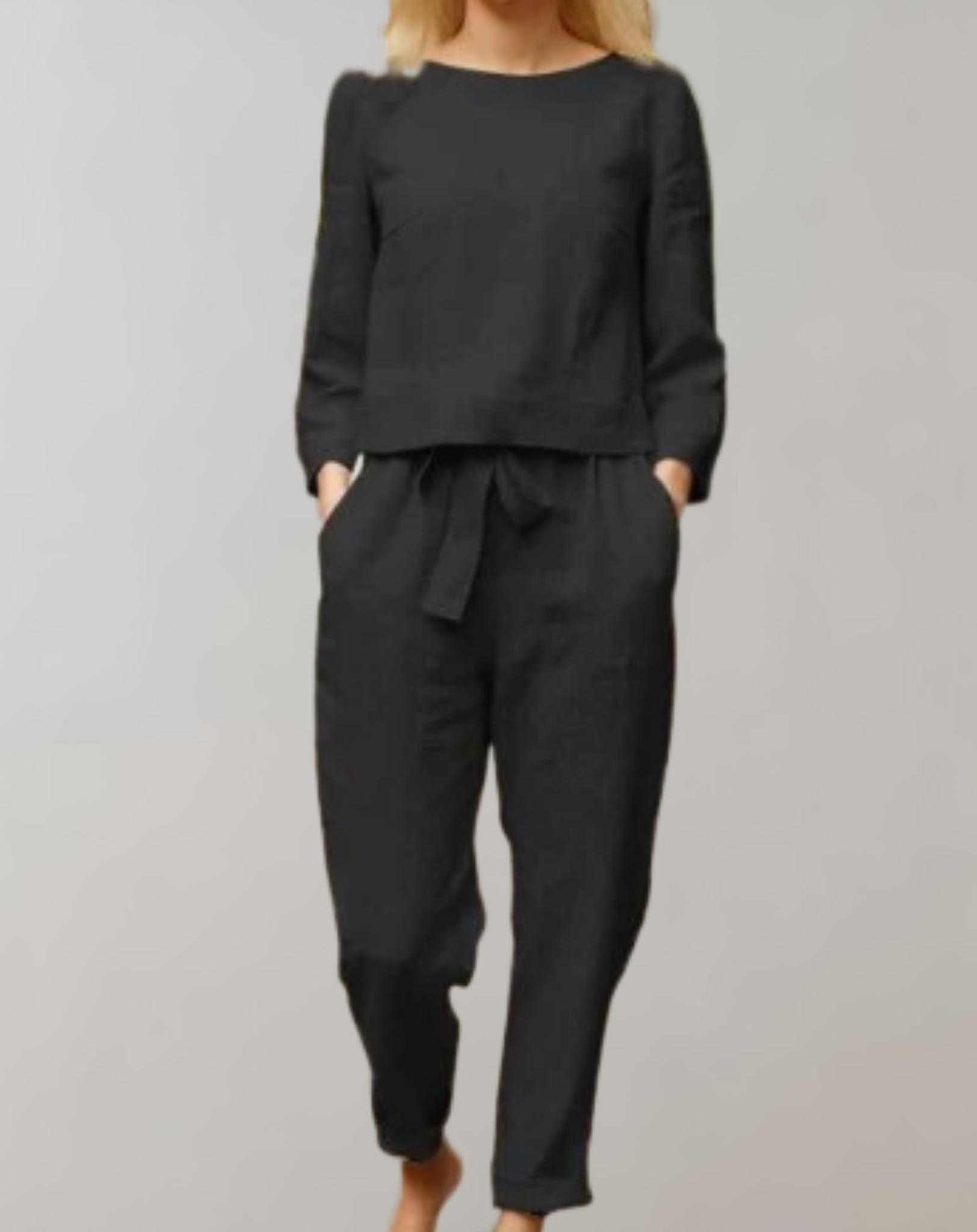 Completo donna nero in lino, maniche lunghe, pantaloni con tasche e cintura, abbigliamento casual elegante, moda sostenibile.