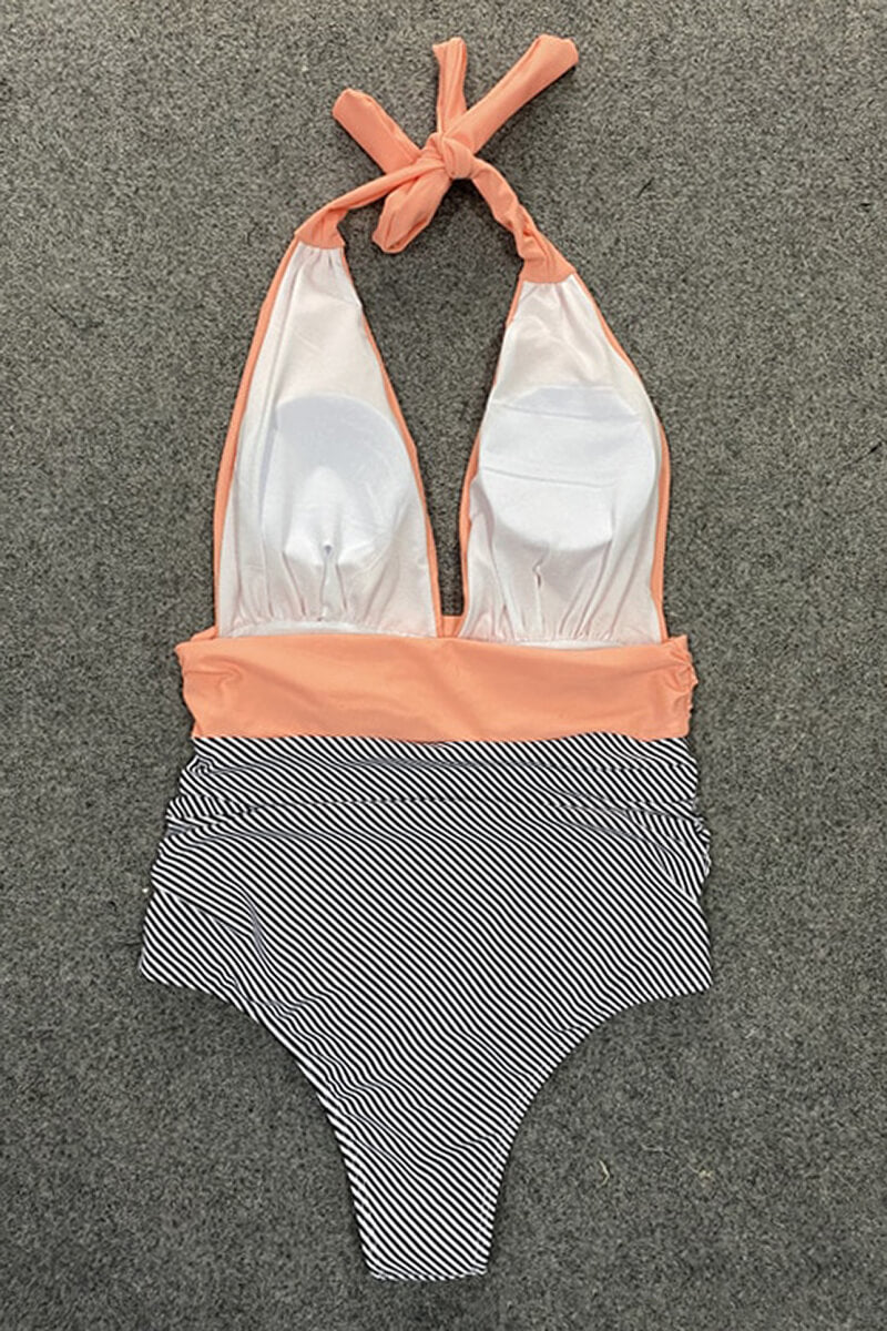 Costume intero donna a righe bianche e nere, con scollo all'americana e fascia arancione. Elegante e moderno, perfetto per la spiaggia.