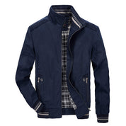 Giacca uomo blu scuro, stile casual, con cerniera frontale, colletto alto e fodera a quadri. Ideale per moda autunnale e invernale.