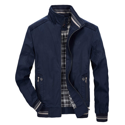 Giacca uomo blu scuro, stile casual, con cerniera frontale, colletto alto e fodera a quadri. Ideale per moda autunnale e invernale.