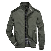 Giacca uomo verde militare, stile casual, con cerniera, colletto alto e fodera a quadri. Ideale per moda autunnale e invernale.
