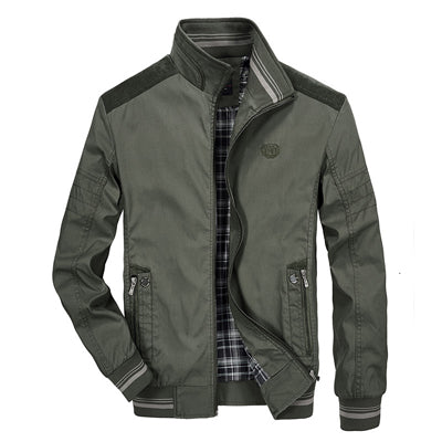 Giacca uomo verde militare, stile casual, con cerniera, colletto alto e fodera a quadri. Ideale per moda autunnale e invernale.