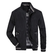Giacca uomo nera casual con cerniera, colletto alto e fodera a quadri. Design moderno, ideale per autunno e primavera. Tasche con zip.