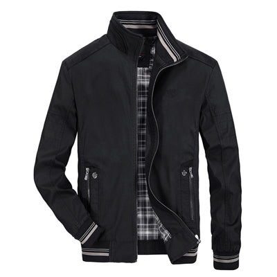 Giacca uomo nera casual con cerniera, colletto alto e fodera a quadri. Design moderno, ideale per autunno e primavera. Tasche con zip.
