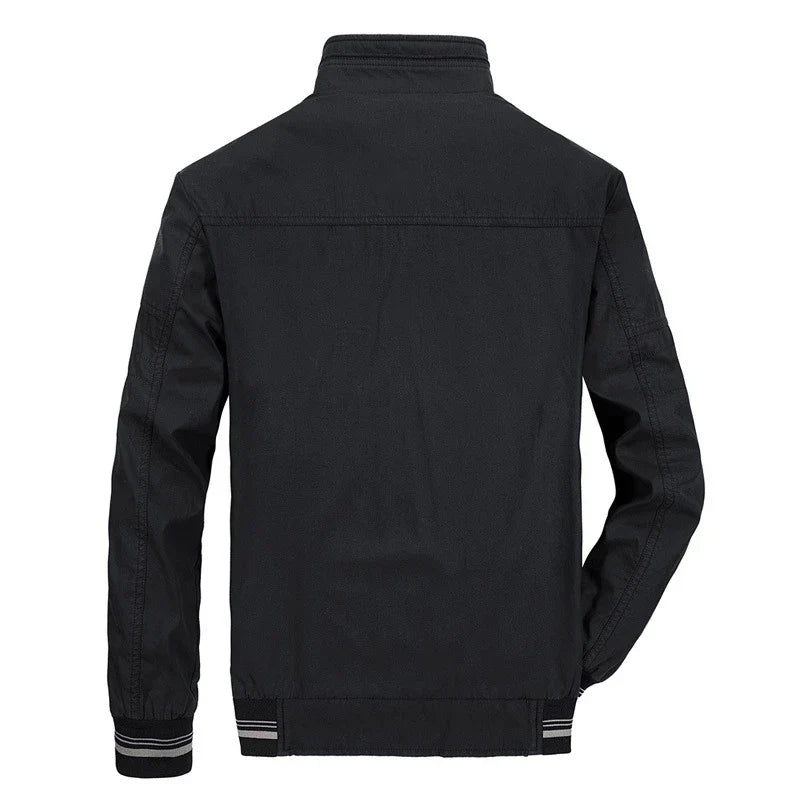 Giacca nera da uomo, stile casual, vista posteriore. Design minimalista, tessuto resistente, ideale per moda autunnale e invernale.