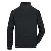 Giacca nera da uomo, stile casual, vista posteriore. Design minimalista, tessuto resistente, ideale per moda autunnale e invernale.