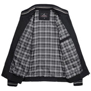 Giacca nera da uomo con fodera a quadri, design casual, chiusura con zip, ideale per autunno e primavera. Stile versatile e moderno.