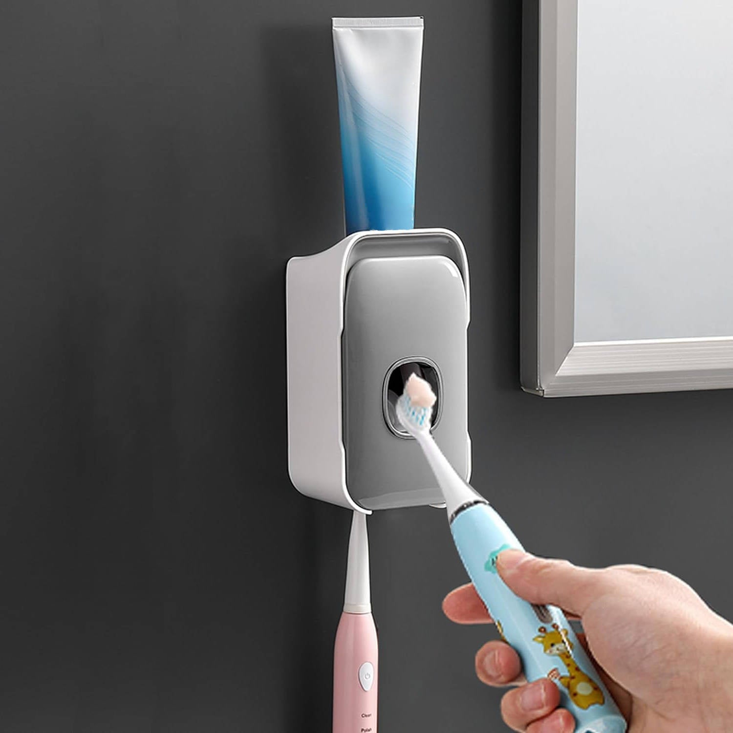 Distributore automatico di dentifricio a parete 9
