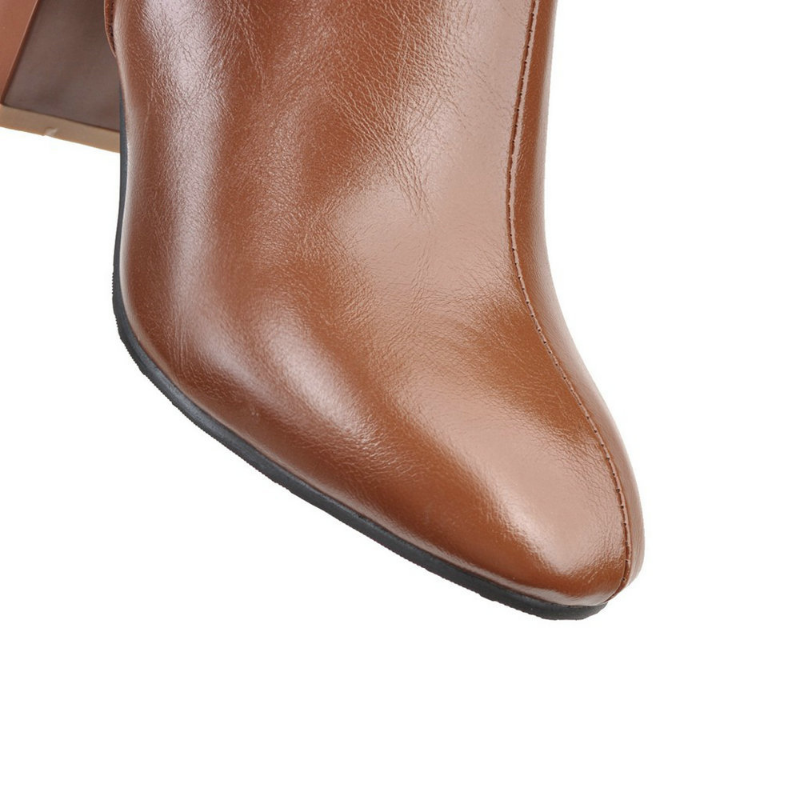 Stivaletto donna in pelle marrone, punta arrotondata, tacco medio, suola antiscivolo. Elegante e versatile per moda autunno-inverno.