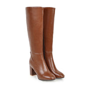 Stivali alti in pelle marrone da donna con tacco largo, design elegante e moderno, ideali per l'autunno e l'inverno. Perfetti per moda casual e formale.