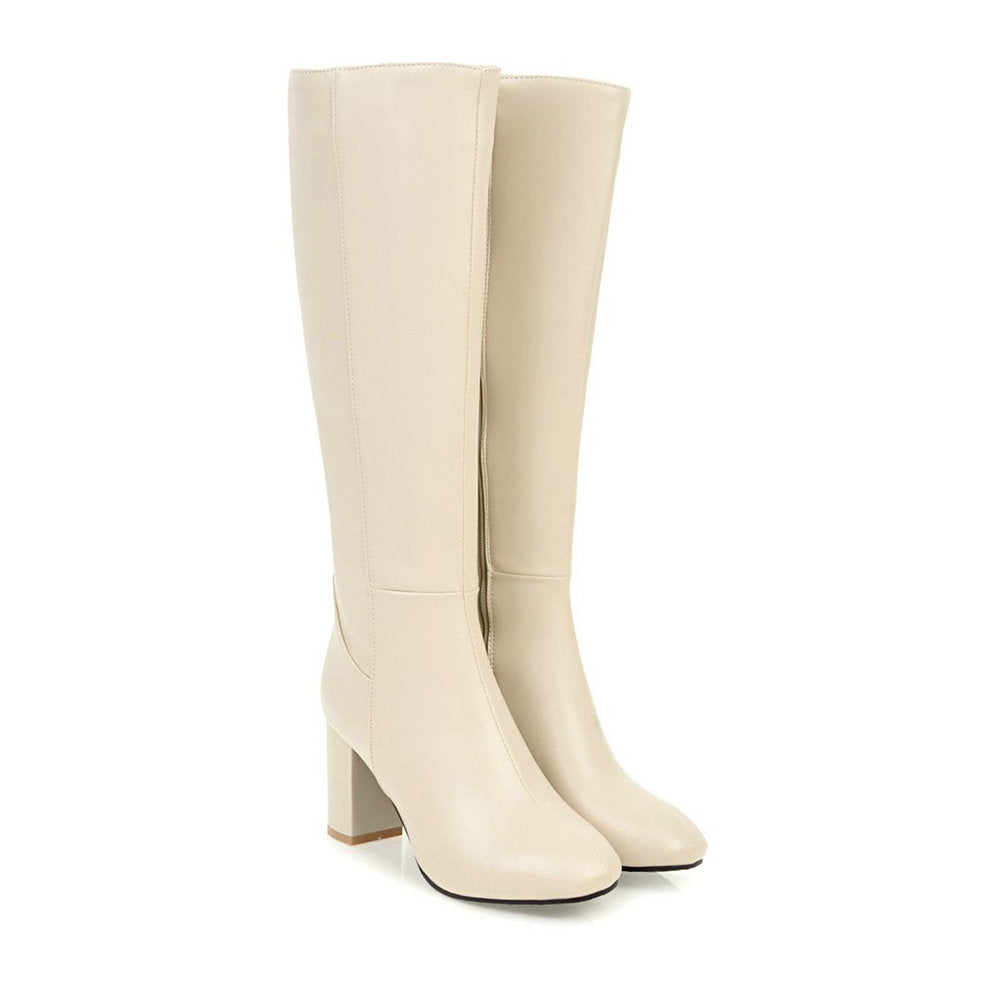 Stivali alti beige in pelle, tacco largo, design elegante, moda donna autunno inverno, calzature trendy, stile casual chic.