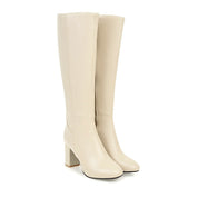 Stivali alti beige in pelle, tacco largo, design elegante, moda donna autunno inverno, calzature trendy, stile casual chic.