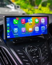 Schermo smart per auto con app integrate, display touchscreen, montato su cruscotto. Tecnologia avanzata per navigazione e intrattenimento.