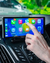 Mano che interagisce con schermo touchscreen auto, display multimediale con app di navigazione, musica e comunicazione, tecnologia avanzata auto.