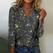 Maglia donna scintillante con paillettes nere, maniche lunghe, scollo a V, abbinata a jeans. Look elegante e moderno per serate glamour.