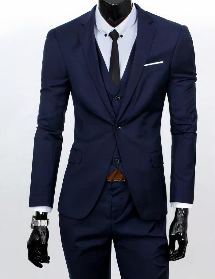 Abito da uomo elegante blu scuro, tre pezzi, con cravatta nera e camicia bianca. Perfetto per cerimonie e occasioni formali.