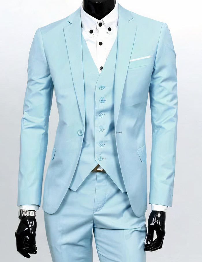 Abito elegante uomo azzurro chiaro, tre pezzi, giacca, gilet e pantaloni, camicia bianca, ideale per cerimonie e matrimoni, moda maschile formale.