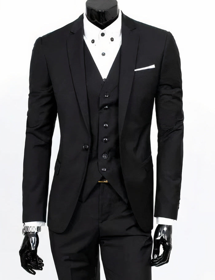 Abito da uomo elegante nero con gilet e camicia bianca, perfetto per cerimonie e occasioni formali. Stile classico e raffinato.