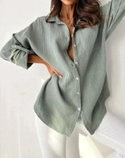 Camicia donna verde salvia in cotone, maniche lunghe, abbottonata, stile casual, abbinata a pantaloni bianchi. Moda femminile elegante.