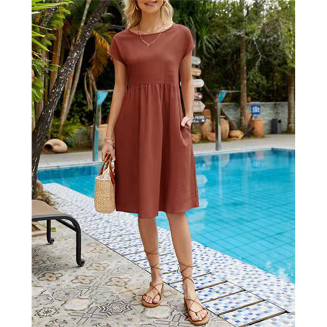 Abito estivo marrone donna, maniche corte, tasche laterali, indossato vicino a piscina. Moda casual, look estivo, abbigliamento femminile elegante.