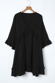 Abito nero da donna con volant, maniche a tre quarti, scollo a V, stile casual elegante. Perfetto per occasioni speciali e moda autunnale.