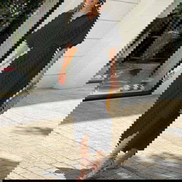 Immagine danneggiata con distorsioni e colori alterati, impossibile identificare l'oggetto principale.