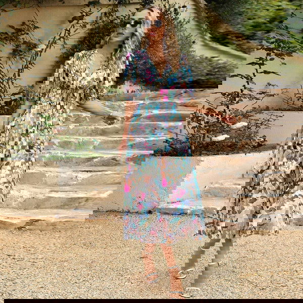 Immagine danneggiata con distorsioni digitali e bande blu, impossibile identificare l'oggetto principale.