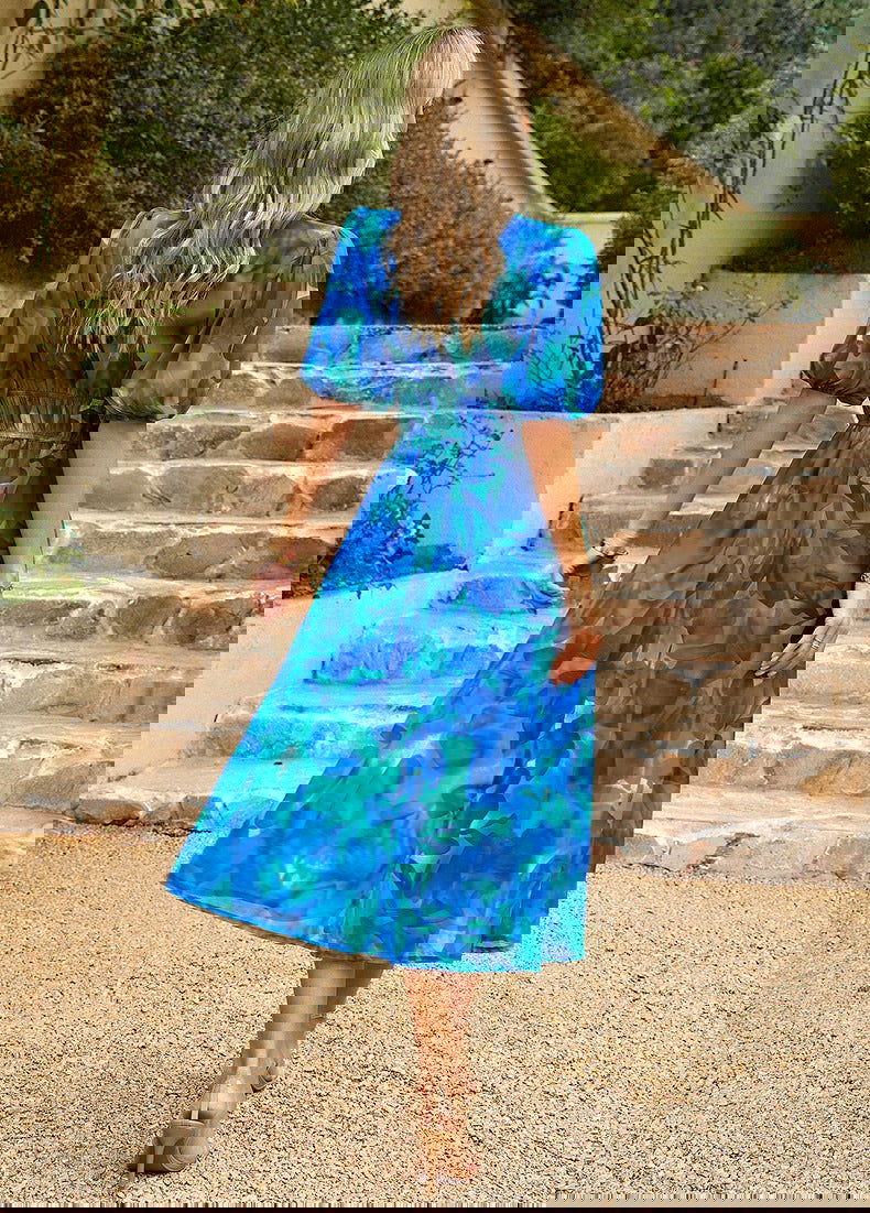 Immagine danneggiata con distorsioni e bande colorate. Problema di visualizzazione digitale, errore di file o glitch schermo.