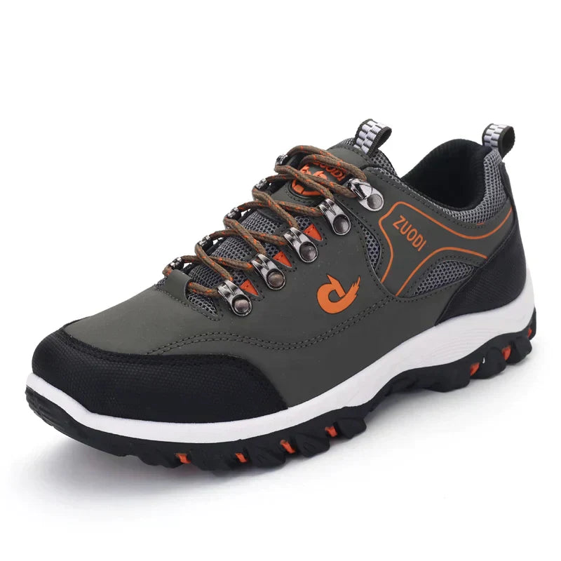 Scarpa da trekking uomo verde e nera con suola antiscivolo, lacci resistenti e dettagli arancioni. Ideale per escursioni e attività outdoor.