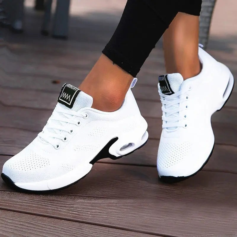 Scarpe da ginnastica bianche da donna, design moderno con suola ammortizzata, perfette per sport e tempo libero. Comfort e stile casual.