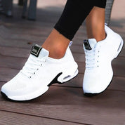 Scarpe da ginnastica bianche da donna, design moderno con suola ammortizzata, perfette per sport e tempo libero. Comfort e stile casual.
