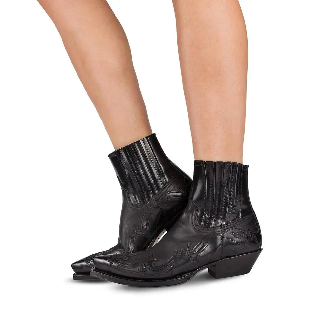 Stivaletti texani neri in pelle, design ricamato, tacco basso, punta affusolata, moda western, calzature donna eleganti e versatili.
