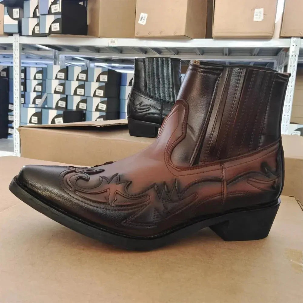 Stivaletto western in pelle marrone con dettagli ricamati, tacco basso, suola nera, esposto in magazzino. Scarpe cowboy eleganti e resistenti.