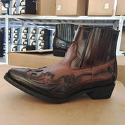 Stivaletto western in pelle marrone con dettagli ricamati, tacco basso, suola nera, esposto in magazzino. Scarpe cowboy eleganti e resistenti.
