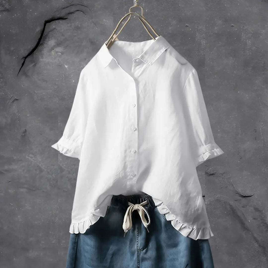 Camicia bianca da donna in cotone con maniche corte e colletto classico, abbinata a gonna di jeans blu. Elegante e casual, perfetta per l'estate.