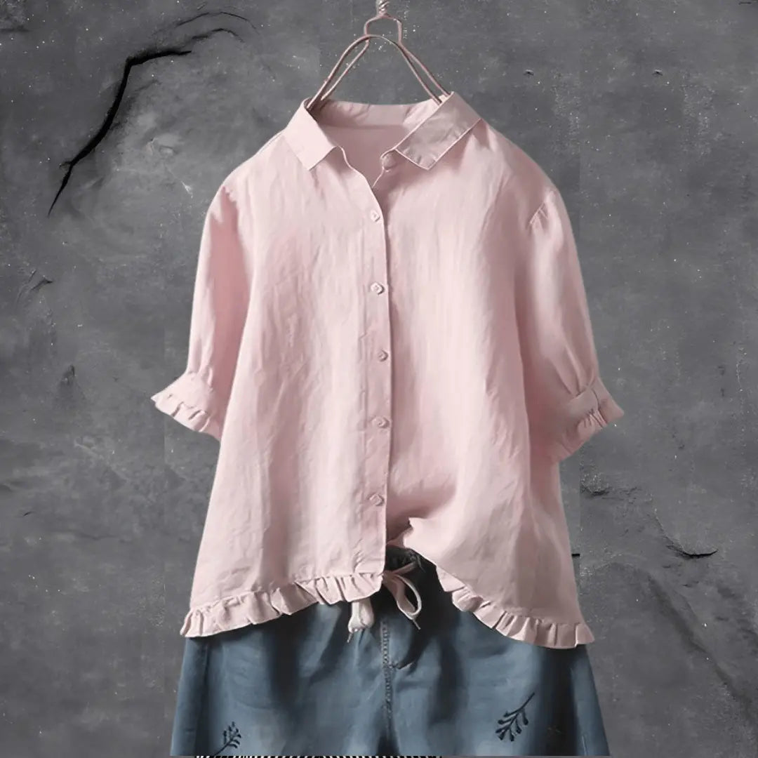 Camicia rosa donna in cotone con maniche corte e colletto classico, abbinata a gonna denim ricamata. Moda casual estiva elegante.