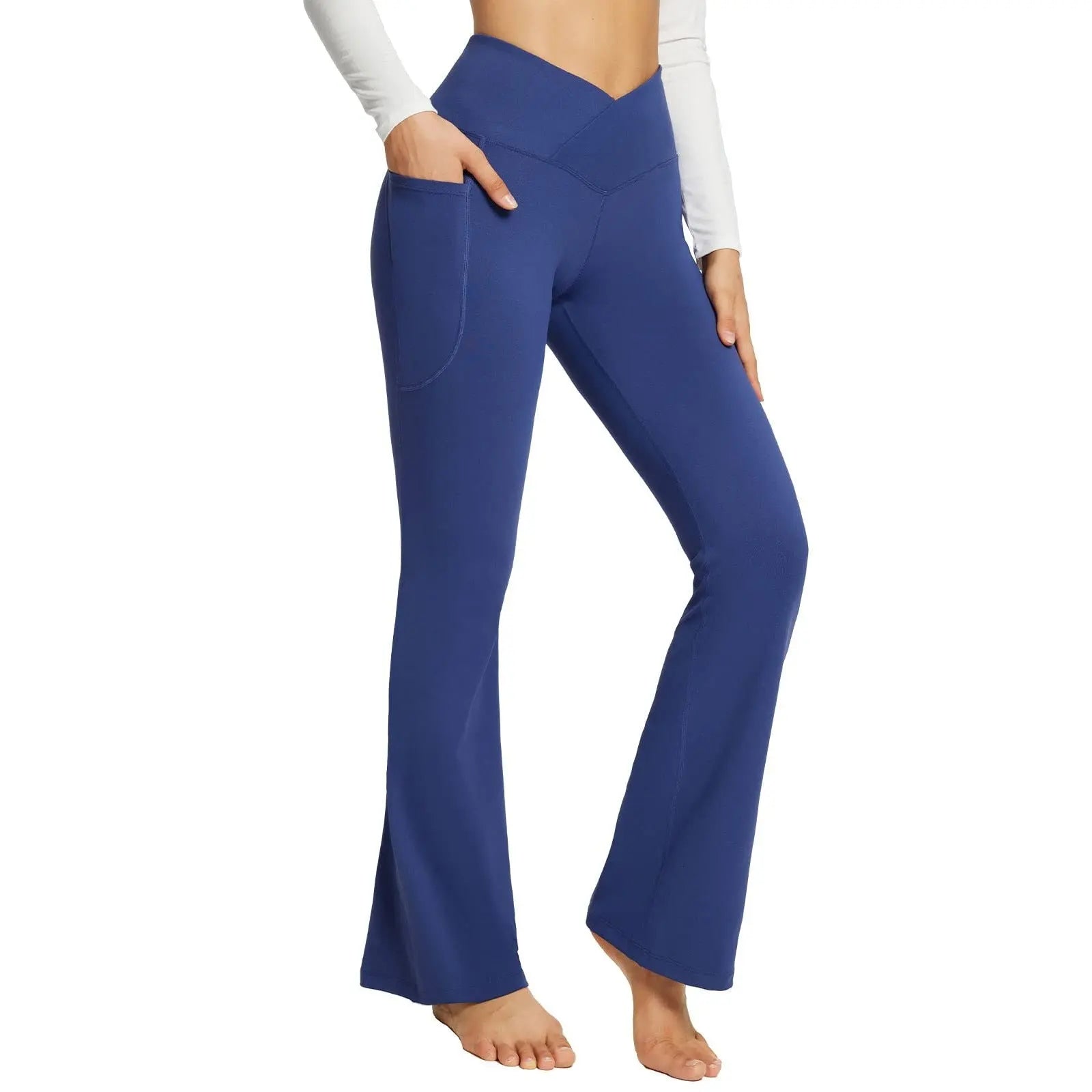 Pantaloni yoga blu a vita alta con tasche, design a campana, indossati da una donna. Abbigliamento sportivo comodo ed elegante per fitness e tempo libero.