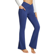 Pantaloni yoga blu a vita alta con tasche, design a campana, indossati da una donna. Abbigliamento sportivo comodo ed elegante per fitness e tempo libero.