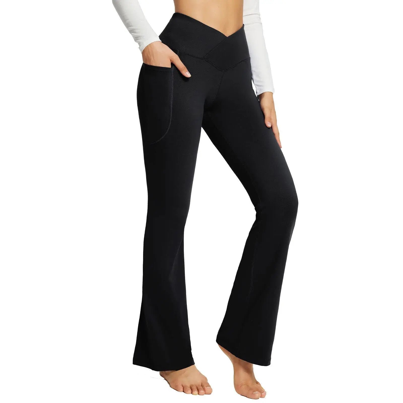 Pantaloni yoga neri a vita alta con tasche, design a campana, indossati da una donna. Abbigliamento sportivo comodo ed elegante per fitness e tempo libero.