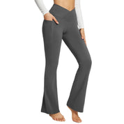 Pantaloni yoga a vita alta grigi con tasche, design a campana, indossati da donna. Abbigliamento sportivo comodo ed elegante per fitness e tempo libero.