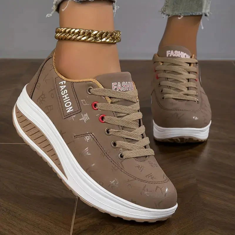 Scarpe da ginnastica Adidas bianche con strisce nere, su pavimento in legno. Design sportivo, ideale per corsa e allenamento.