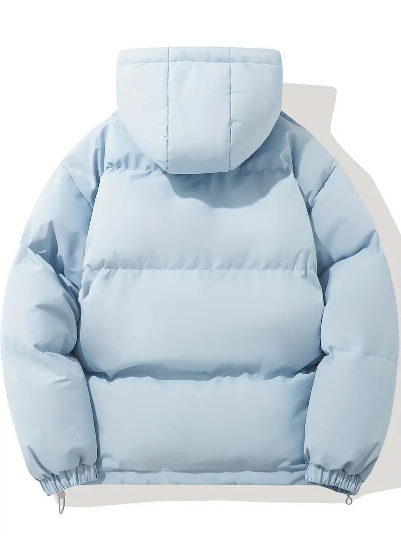 Giacca invernale imbottita azzurra con cappuccio, design trapuntato, maniche lunghe, ideale per climi freddi. Moda uomo, abbigliamento caldo.