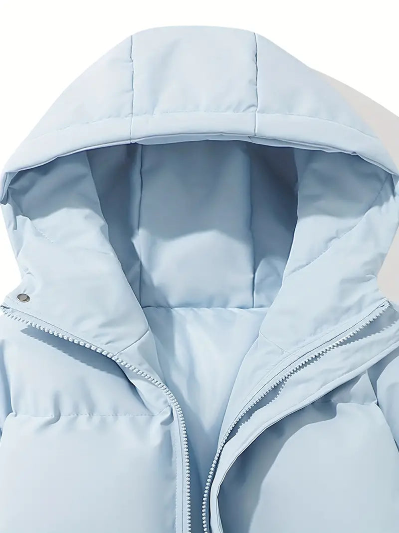 Giacca invernale imbottita azzurra con cappuccio, chiusura a zip, design trapuntato. Ideale per moda donna, abbigliamento caldo e casual.